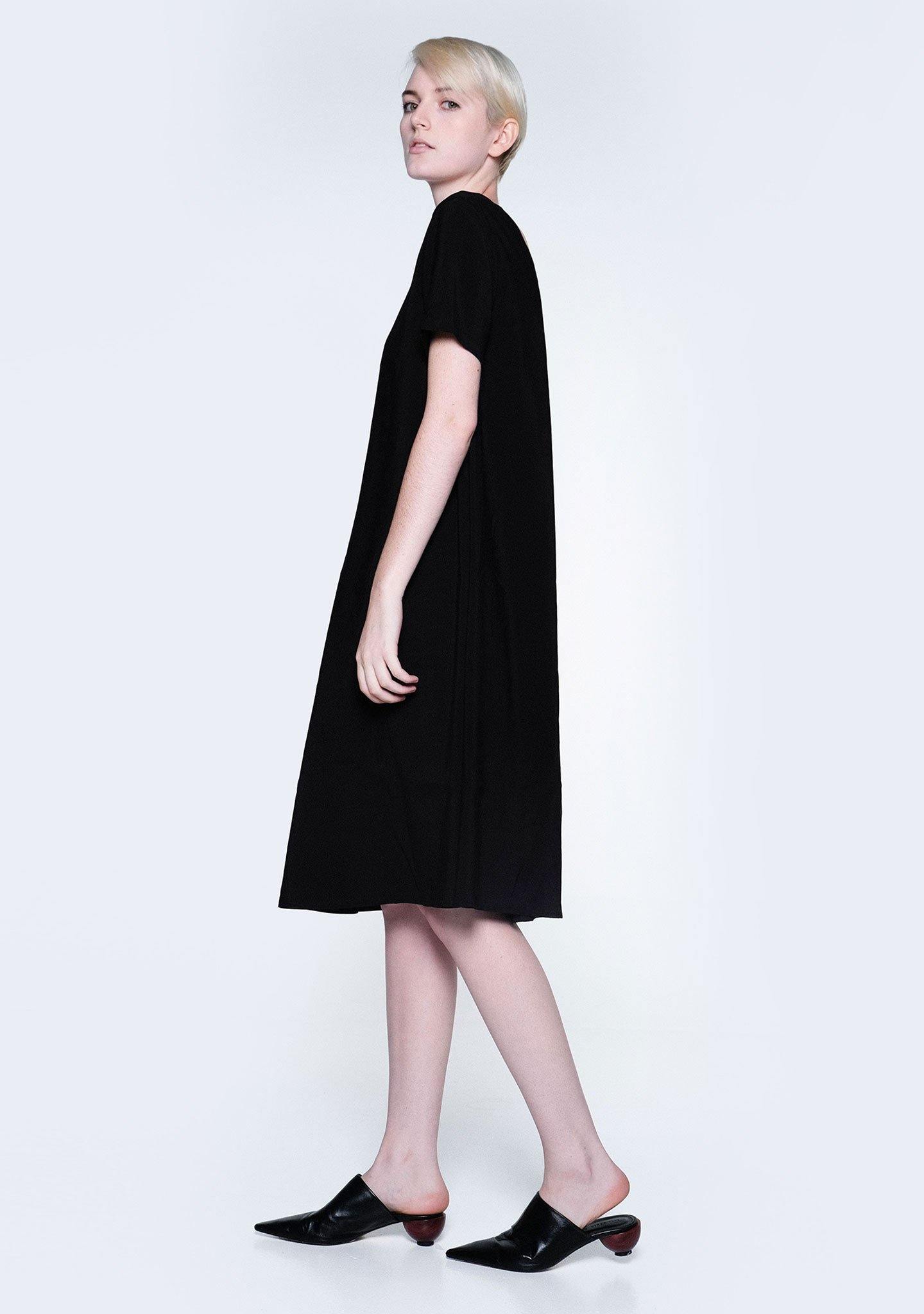 TARYN V-BACK SHORT SLEEVES MIDI DRESS - COAL - SALIENT LABEL