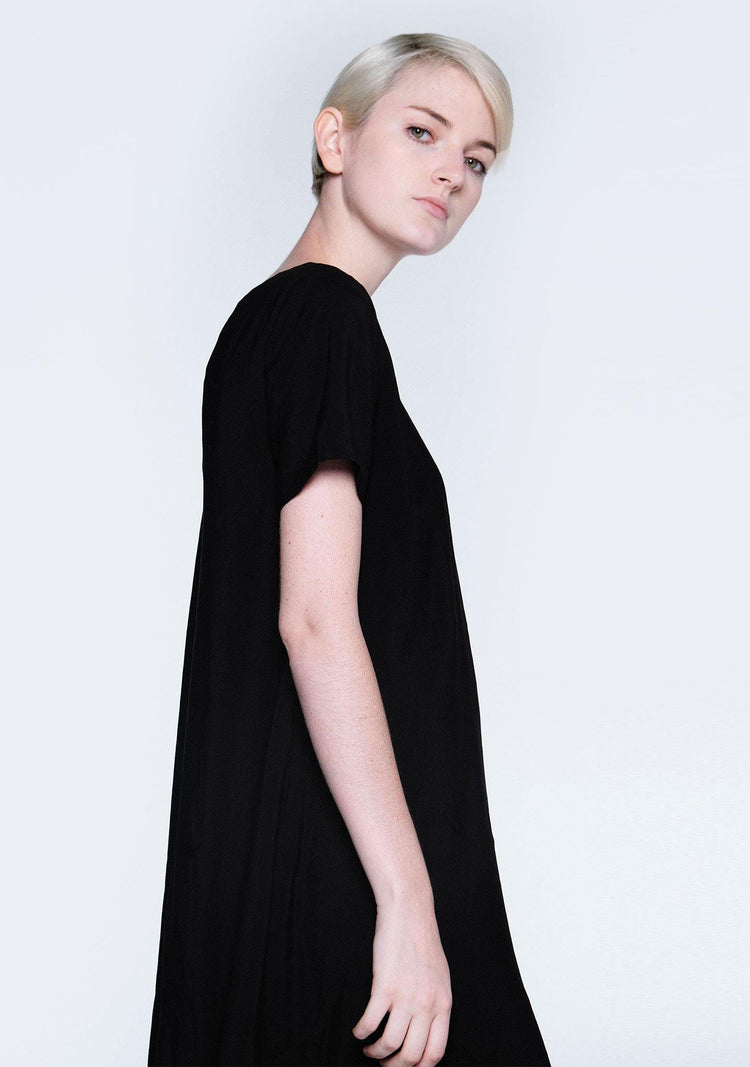 TARYN V-BACK SHORT SLEEVES MIDI DRESS - COAL - SALIENT LABEL